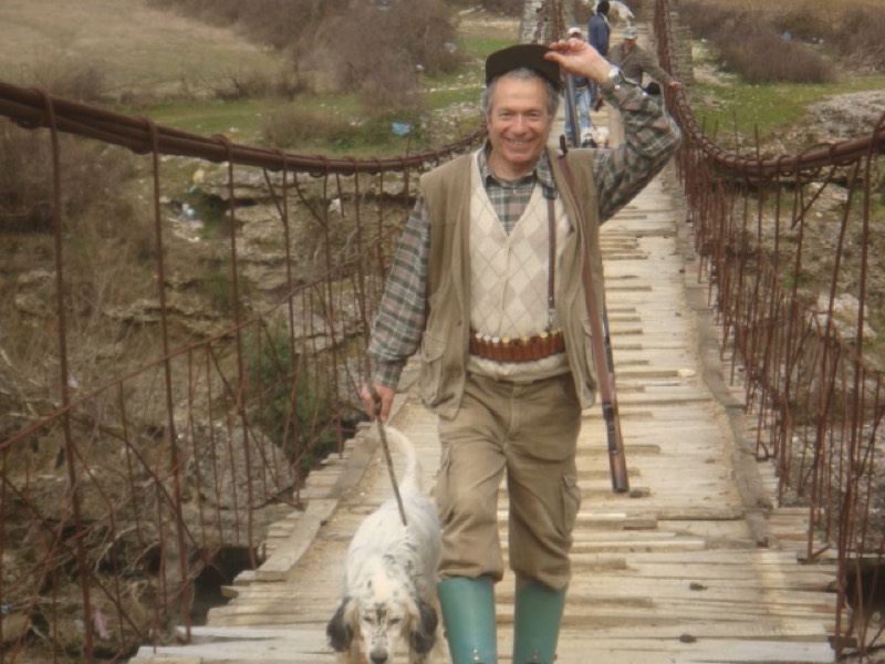 Cacciatore e setter sul ponte