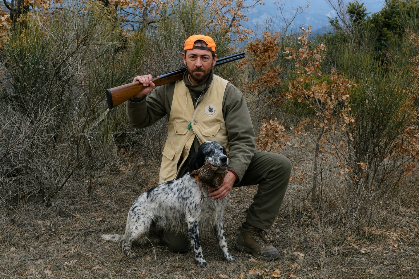 Cacciatore inginocchiato con setter e preda
